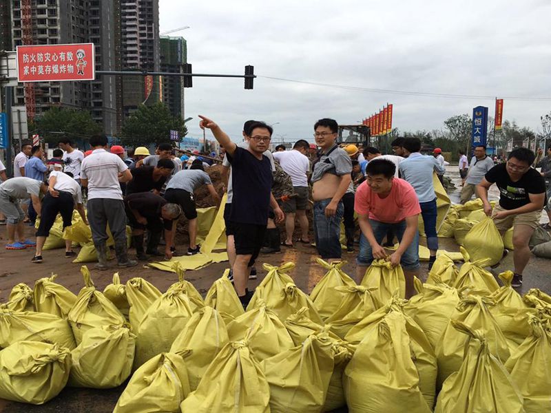2016年7月20日，集團(tuán)公司組織員工參與“安陽7·19特大洪水”搶險(xiǎn)救災(zāi)工作。